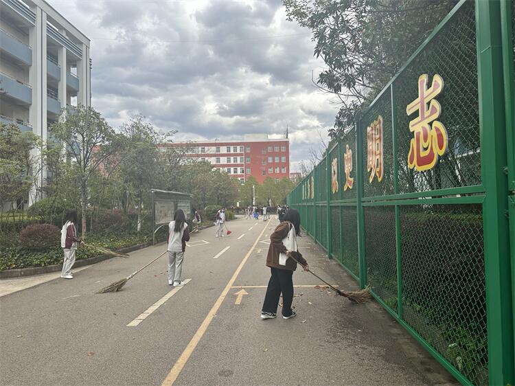 曲靖财经学校开展“保护环境，美化校园”卫生大扫除活动