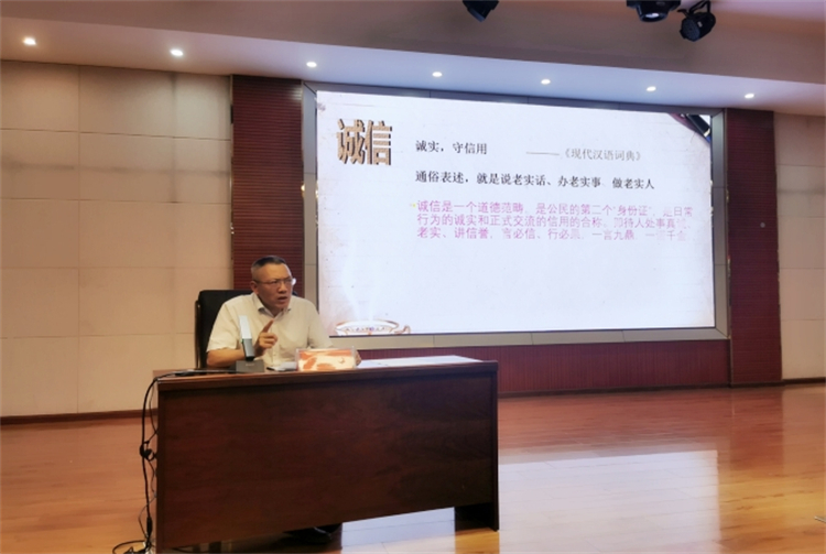 学校召开“诚信考试，拒绝作弊”高考考前动员会