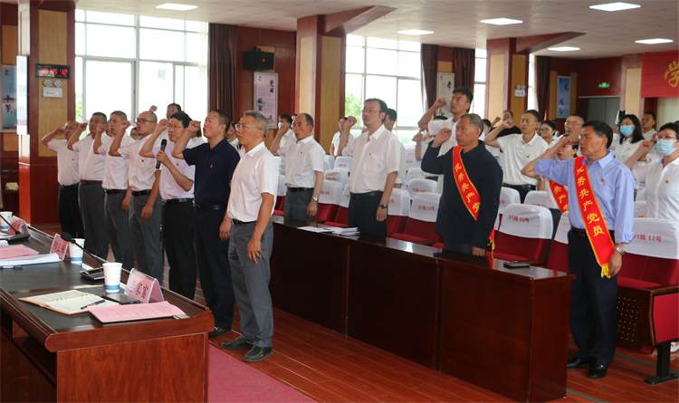 曲靖财经学校召开庆祝中国共产党成立102周年暨“两优一先”表扬大会